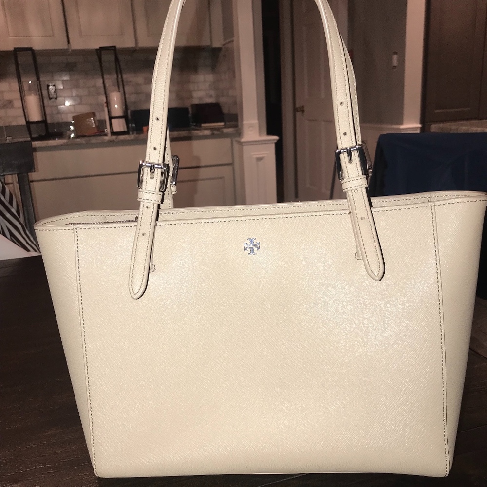 Tory Burch Tote - Color taupe